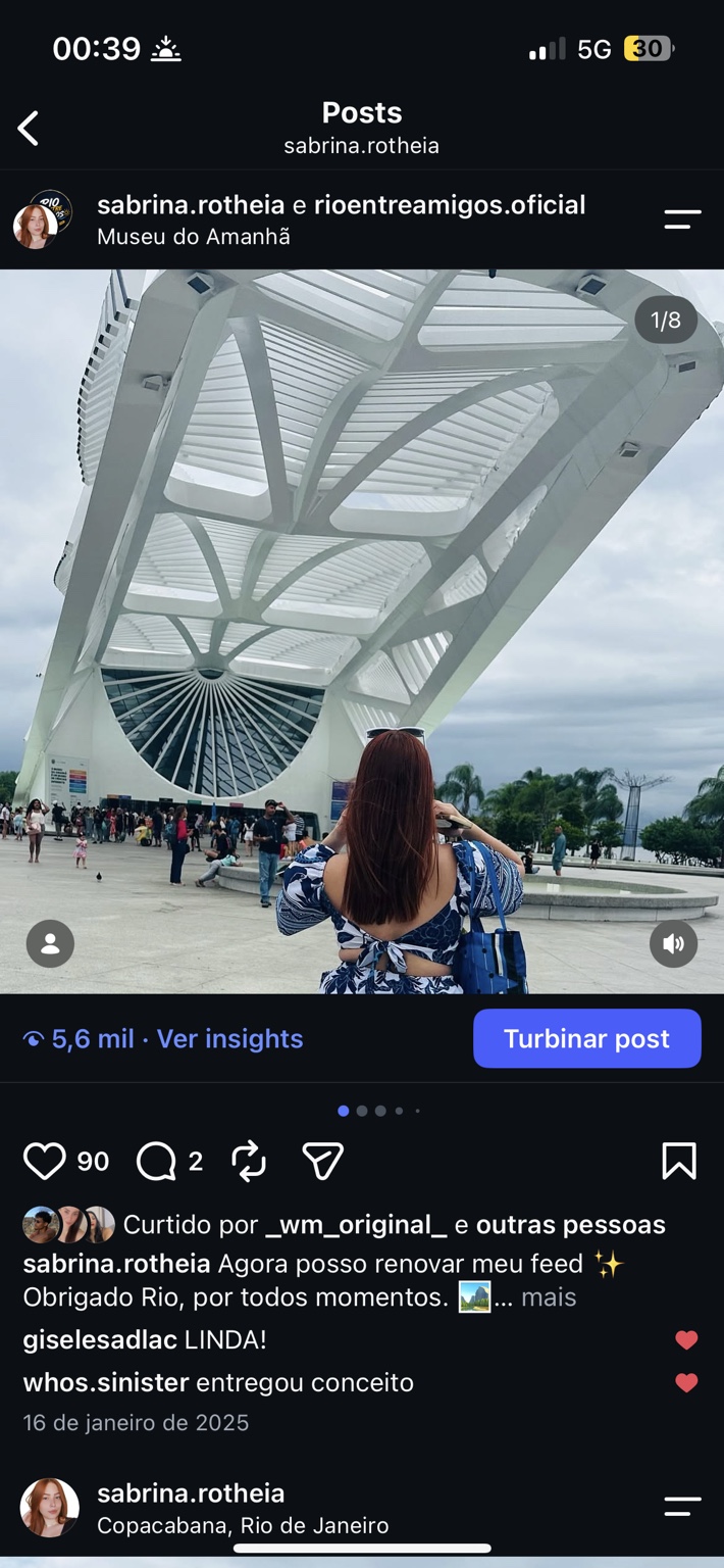 Sabrina diante da arquitetura do Museu do Amanhã no Rio de Janeiro