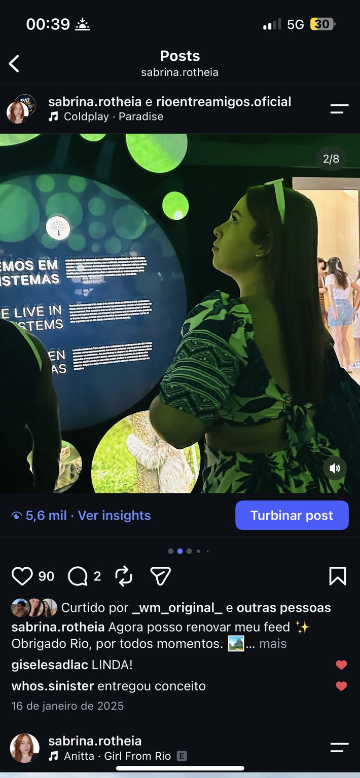 Sabrina explorando uma exposição no Museu do Amanhã