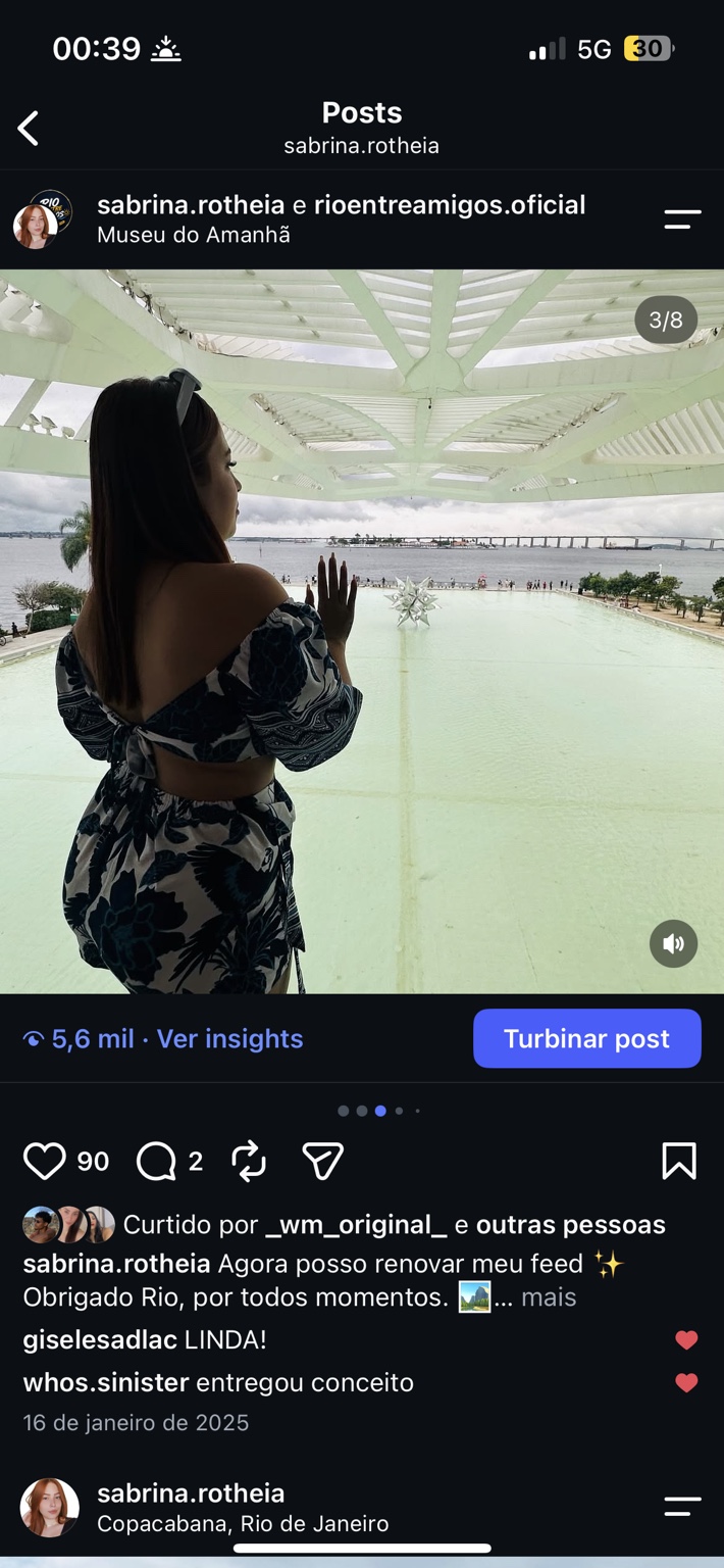 Sabrina contemplando a vista do Museu do Amanhã