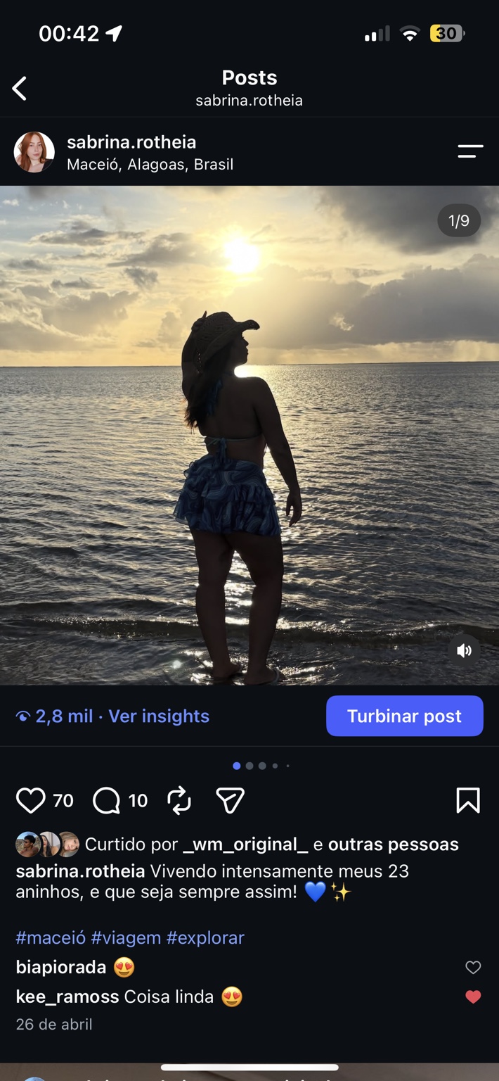 Sabrina à beira do mar durante o pôr do sol em Maceió