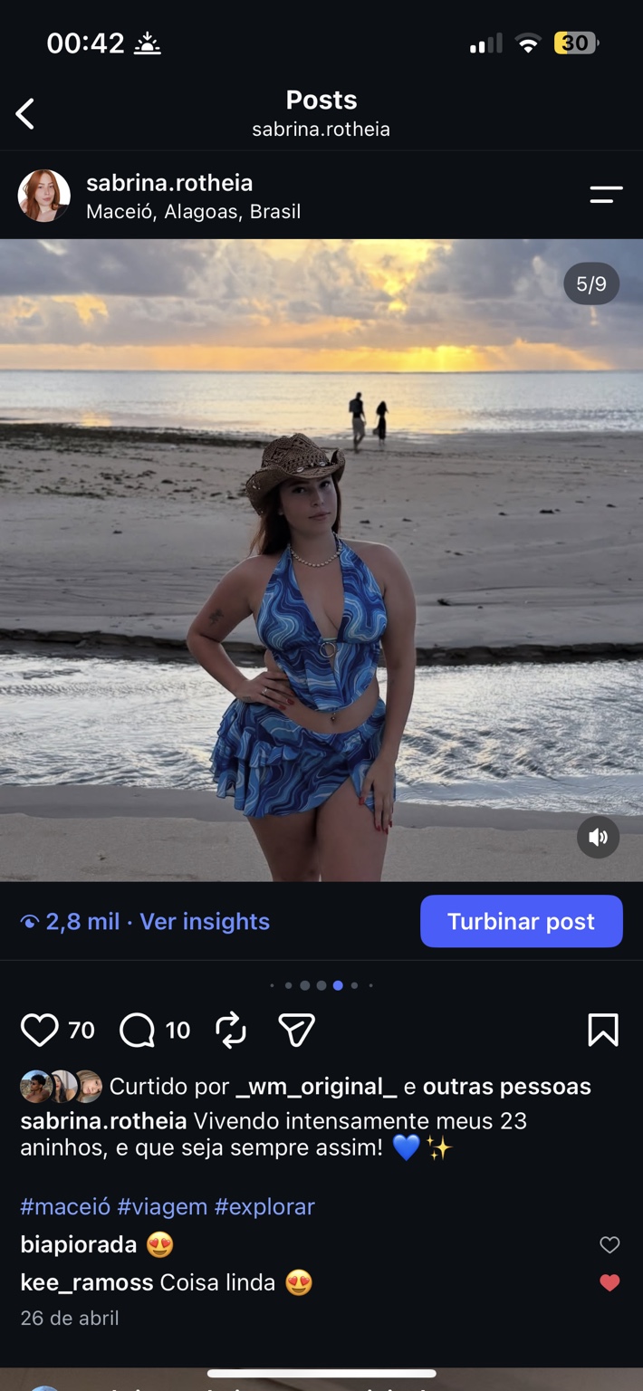 Sabrina na praia em Maceió ao entardecer
